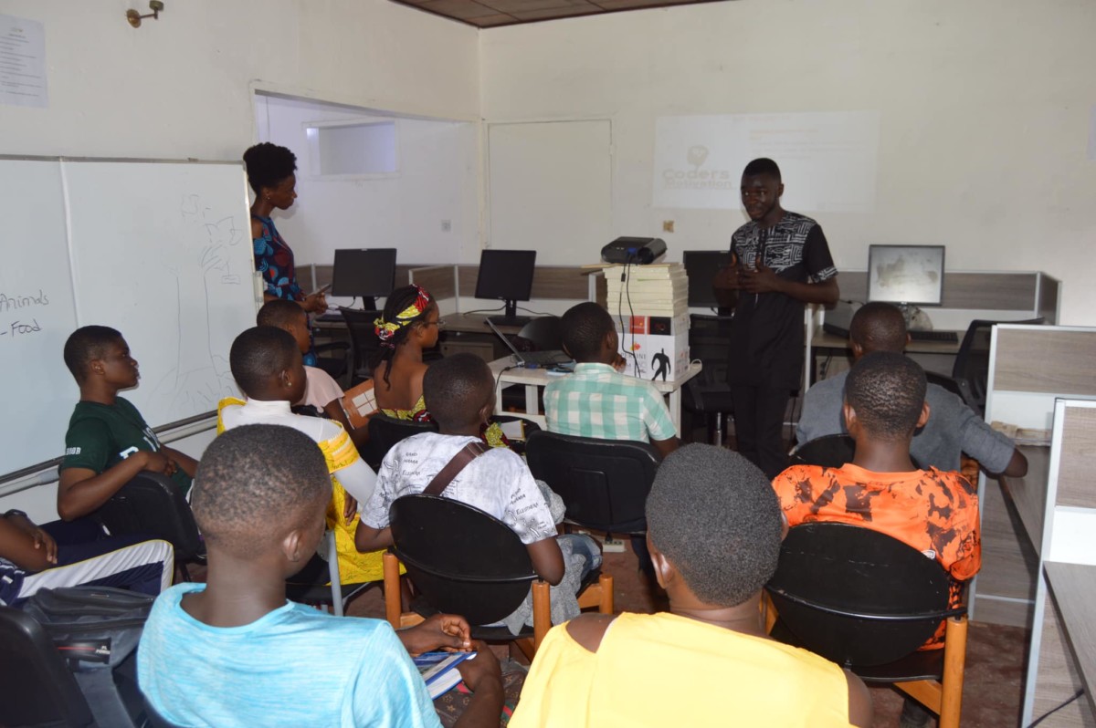 A group of people sitting in a classroom

Description automatically generated with low confidence